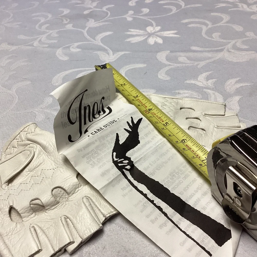 Elegant Cream Leather Fingerless Gloves - Picture 4 of 8